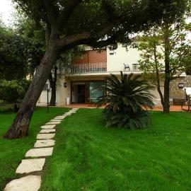 Villa Vanessa，位于弗雷杰内的酒店