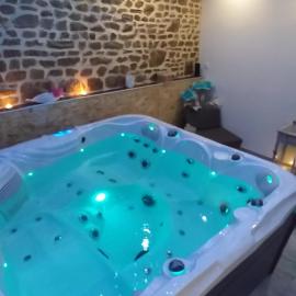 Le Ptit Spa de L'Abbaye Suite love et Spa privé，位于Lonlay-lʼAbbaye的酒店