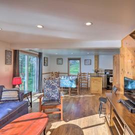 'Aunt Al's Place' Home on Canandaigua Lake w/ Deck，位于Rushville的酒店