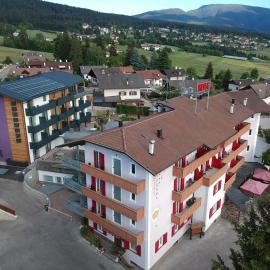 Hotel Panorama Wellness & Resort，位于马洛斯科的酒店