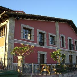 Hotel La Curva Ribadesella PARKING，位于里瓦德塞利亚的酒店