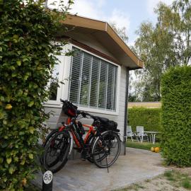 Chalet Esdoorn in Putten, Gezellig en Luxe gerenoveerd，位于皮滕的酒店