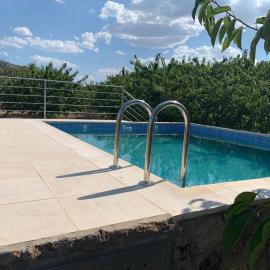 Casa Rural Canchal Madroñeras ***，位于埃尔托尔诺的酒店