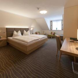Hotel Straßhof，位于伊尔姆河畔普法芬霍芬的酒店