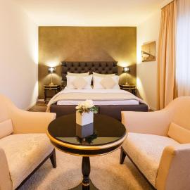 Business Hotel First，位于弗希斯堡的酒店