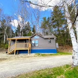 B10 NEW Awesome Tiny Home with AC Mountain Views Minutes to Skiing Hiking Attractions，位于Carroll的酒店