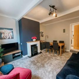 LITTLE RED HOLIDAY HOME - 2 Bed House with Free Parking within West Yorkshire, local access to the Peak District
