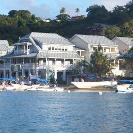 Superb Split Level Waterside Apt, Marigot Bay, St Lucia WI，位于卡斯特里的酒店