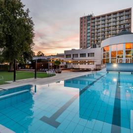 Hotel Barátság，位于豪伊杜索博斯洛的酒店