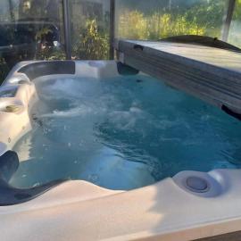 Bas de villa, 2 terrasses, piscine, SPA, sauna...，位于Neffes的酒店