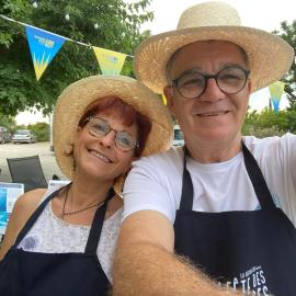 Hotel Carina-Très Grande Piscine-Local à Vélo，位于阿普特的酒店