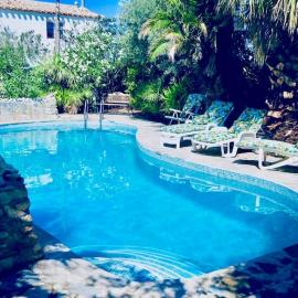 Cortijo Paraiso Pool & Tropical Garden Oasis，位于Cúllar de Baza的酒店