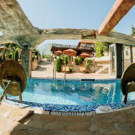 Etno hotel Balasevic Rtanj，位于Boljevac的酒店