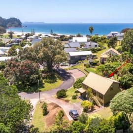 Tuis Grove - Onemana Holiday Home，位于Opoutere的酒店