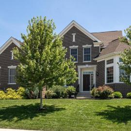 Lakefront view 5 bedroom home with basement，位于McCordsville的酒店