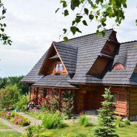 Góralska Ostoja - tradycyjny, drewniany dom na Kudłaczach, duży ogród, piękna panorama, sauna, jacuzzi，位于Pcim的酒店