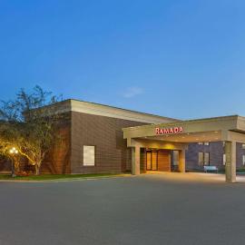 Ramada by Wyndham Fredericton，位于弗雷德里克顿的酒店