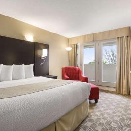 Days Inn & Suites by Wyndham North Bay Downtown,位于北湾的酒店