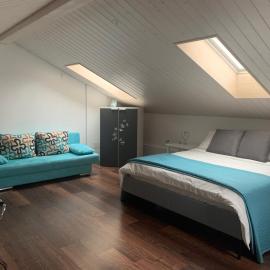 Miranda, Modern Duplex, Garden, Swimming Pool, Parking，位于洛索内的酒店