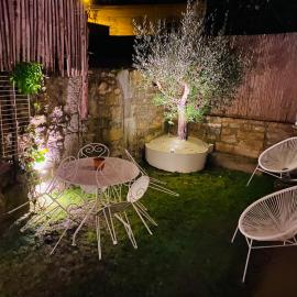 TY LAUMANN sur le PORT petite maison avec jardin - Parking gratuit，位于瓦讷的酒店