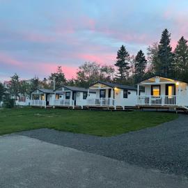 Les chalets de la colline inc，位于拜圣卡特琳的酒店