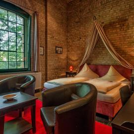 Hotel zur Henne，位于萨勒河畔瑙姆堡的酒店
