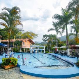 Portón de Occidente by Bernalo Hotels，位于圣赫罗尼莫的酒店