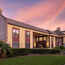 Best Western Plus Raffles Inn & Suites，位于安纳海姆的酒店