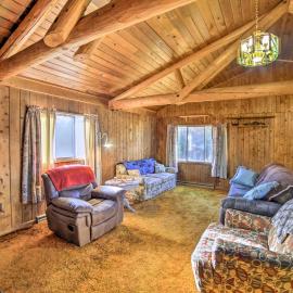 Cornell Home w/ Fire Pit & Hunting Access!，位于Cornell的酒店
