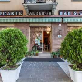 Hotel Ristorante San Carlo，位于萨尔索马焦雷泰尔梅的酒店