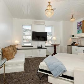 Independence Square 310, Chic, Remodeled Studio w/ Great Location in Aspen, A/C, & Kitchenette，位于阿斯潘的酒店