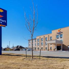 Comfort Inn & Suites Harrah，位于Harrah的酒店