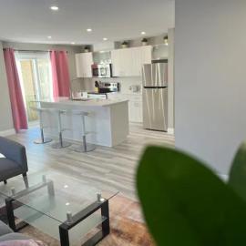ENTIRE 2 BEDROOM APARTMENT DOWNTOWN - u2，位于基奇纳的酒店
