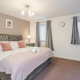 Stunning 3BR house in Basildon，位于巴塞尔顿的酒店