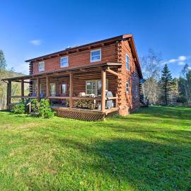 Pet-Friendly New York Cabin w/ Hot Tub & Game Room，位于Maplecrest的酒店