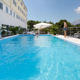 Aparthotel Miramare,位于马卡尔斯卡的酒店