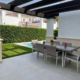 Fantastica villa con piscina en gran golf resort，位于罗尔丹的酒店