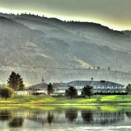 South Thompson Inn & Conference Centre，位于坎卢普斯的酒店
