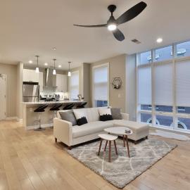 *New* XquisiteMidCenturyM0d~ Condo *OTR* w/Parking，位于辛辛那提的酒店