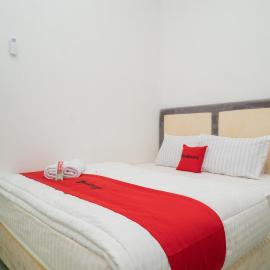 RedDoorz near Bundaran Ciceri，位于Kumprung的酒店