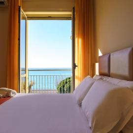 Hotel Tirreno，位于萨普里的酒店