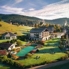 Wellness & Genuss Resort - Engel Obertal，位于拜尔斯布龙的酒店