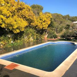Casa Bella Vista en montaña con vistas al mar y piscina privada，位于库尼特的酒店