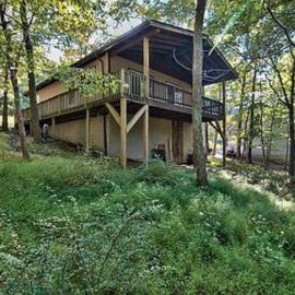 Clubhouse Lakeview Chalet，位于东斯特劳兹堡的酒店