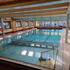 LOVErbier with pool in building, steps to Place Central，位于韦尔比耶的酒店