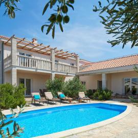 Hvaretta villas with private pools，位于斯塔里格勒的酒店