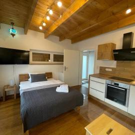 Ferienwohnung im Stadtzentrum von Bernau - Komfortable Wohnung mit 2 Zimmern, Bad, Spülmaschine, Waschmaschine, komplette Küche, WLAN, Terrasse, ruhige Lage，位于柏林附近贝尔瑙的酒店