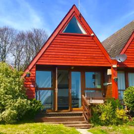 Clifftop Chalet With Pool，位于迪尔的酒店