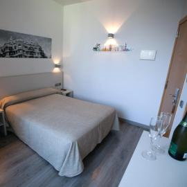Hotel Ciutat De Sant Adria，位于圣阿德里安-德贝索斯的酒店