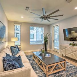 Modern Irvine Condo w/ Pool - 7 Mi to Beach!，位于尔湾的酒店